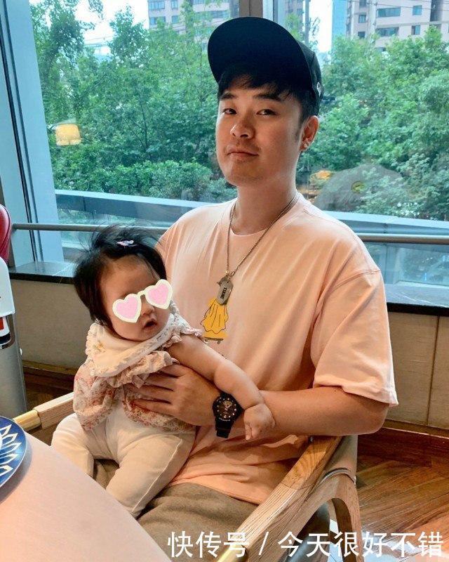 陈赫带女儿高调炫富,豪掷近万元买一个手办,豪宅一面墙抵一套房