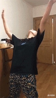 |搞笑GIF:妹子你是真会玩,摔下来的那一刻肯定后悔了吧!