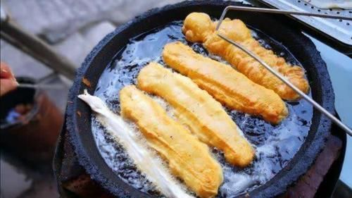 炸油条时,切记“1忌2放”窍门,出锅比手臂还粗,10小时不回软!