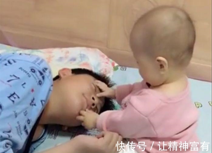 起床|6个月小妹妹用这样的方式叫哥哥起床,妈妈瞧见后,暖心到泪目