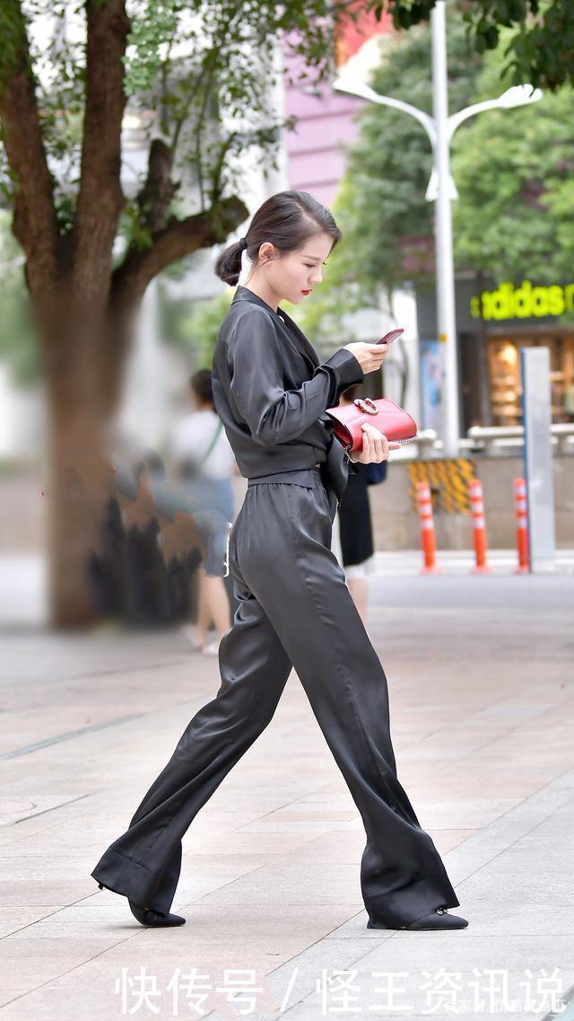 美女选择黑色系套装,再搭配高跟鞋,凸显职业女性优雅的气质