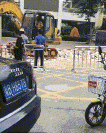 |搞笑GIF:遇上猪一样的队友,好心疼最后一位,你们都是来搞笑的吧?