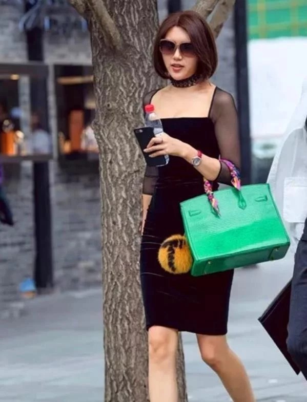 街拍:气质高雅的美女,白色上衣配半身裙,气质十足