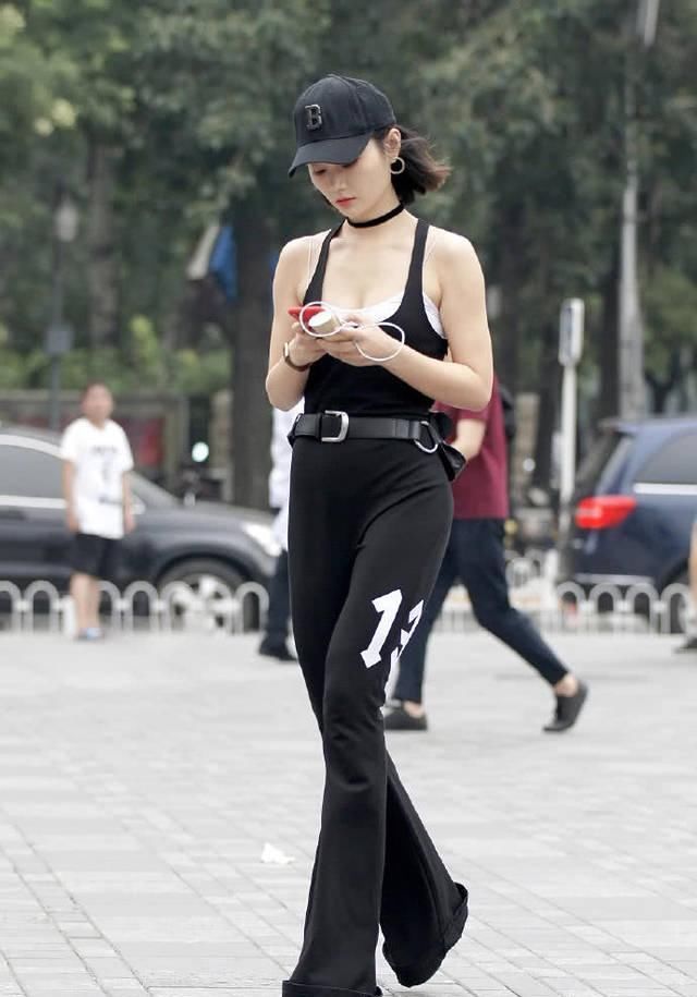 街拍美女小姐姐黑色紧身衣搭配阔腿裤,小姐姐完美诠释妩媚动人
