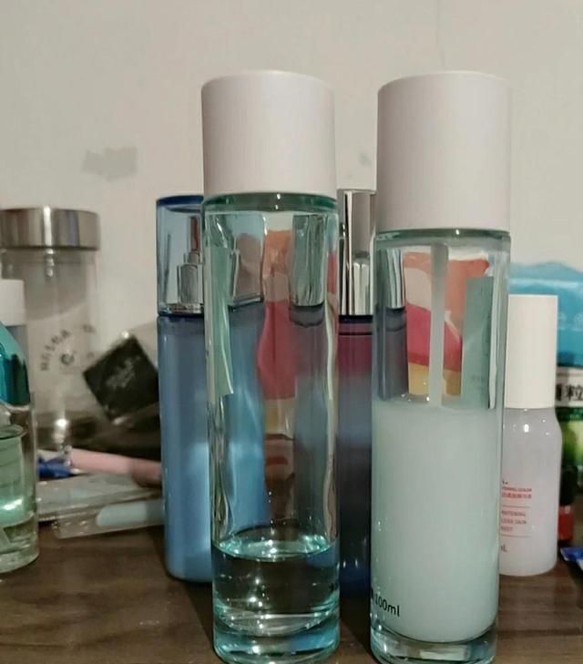 女生一定要知道的“护肤常识”！水乳3个月内用完，面膜要躺着敷