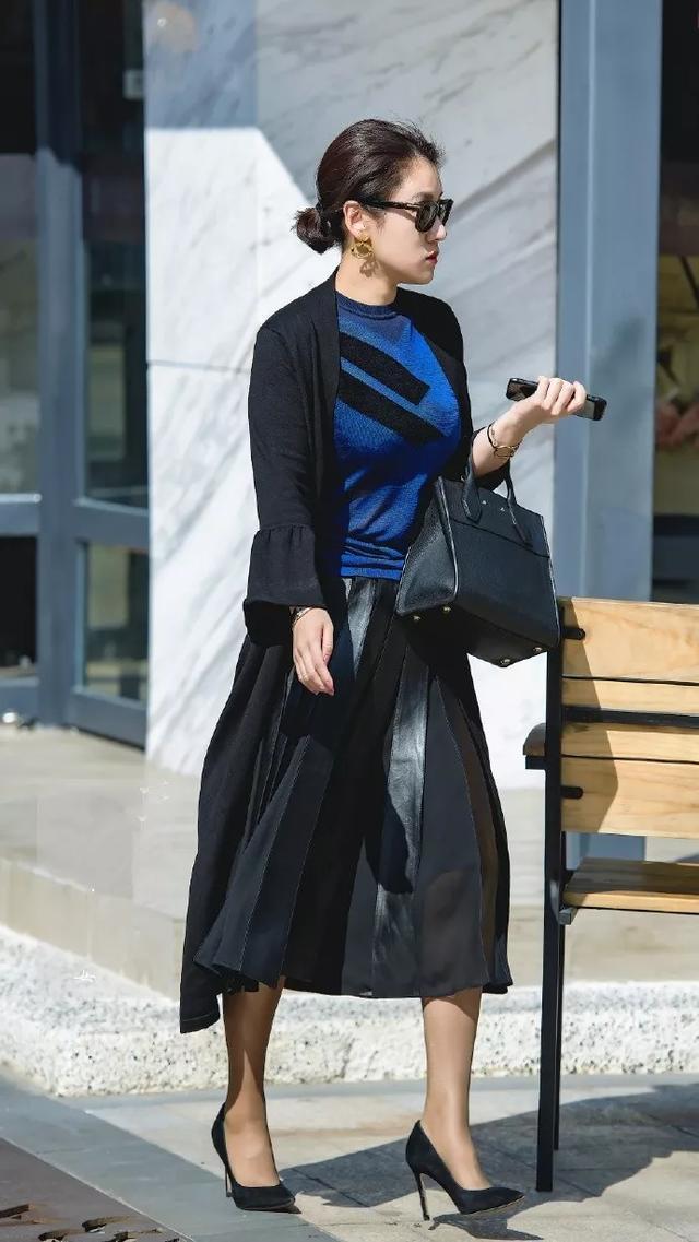 优雅|身穿吊带连衣裙的小姐姐,经典的黑白配色,显得优雅大方