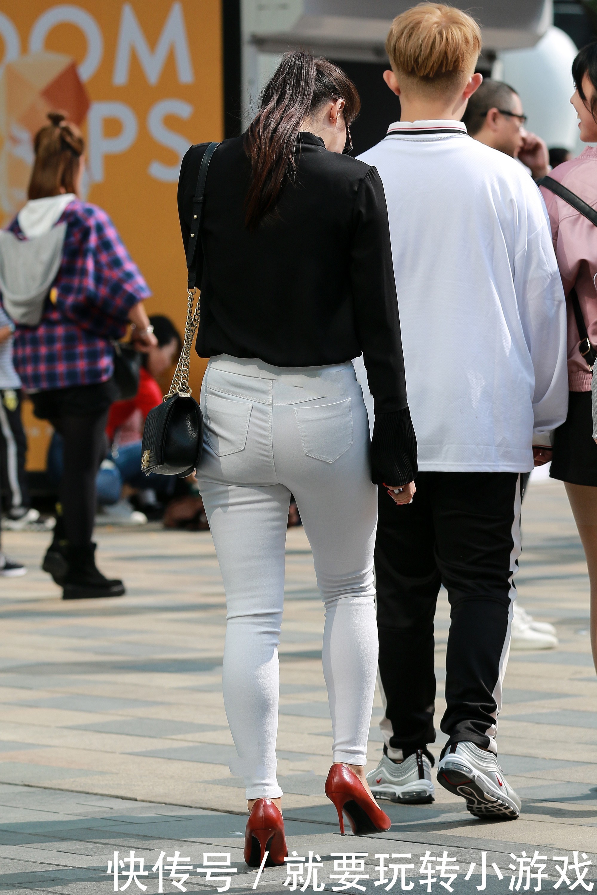 搭配|黑白的简单搭配,上下的颜色反差,干净又大方