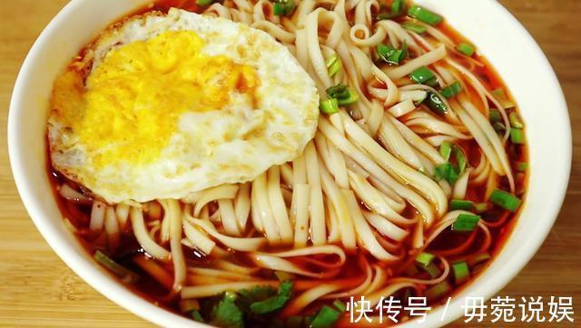 早晨就爱这样做面条,酸辣开胃,营养美味,5分钟搞定全家人早餐