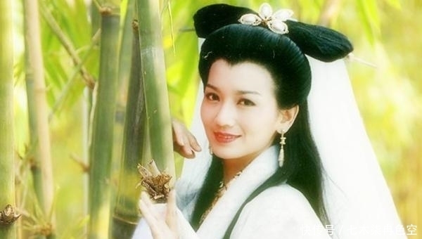 白素贞的师父不是黎山老母,而是另有其人,这个人的名字她不敢说