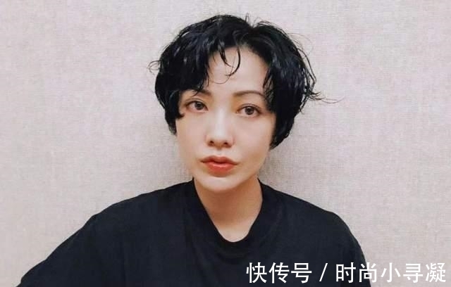 修饰|奔五的女人远离这5种“发型”,特别是第2种,难看显老还特土