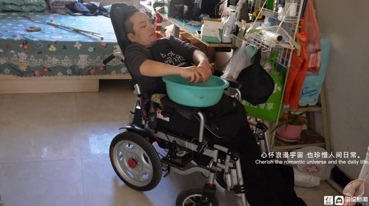 父子|人间丨黑龙江“瘫痪父子日常”出圈：他想重新站起来更好地照顾父亲
