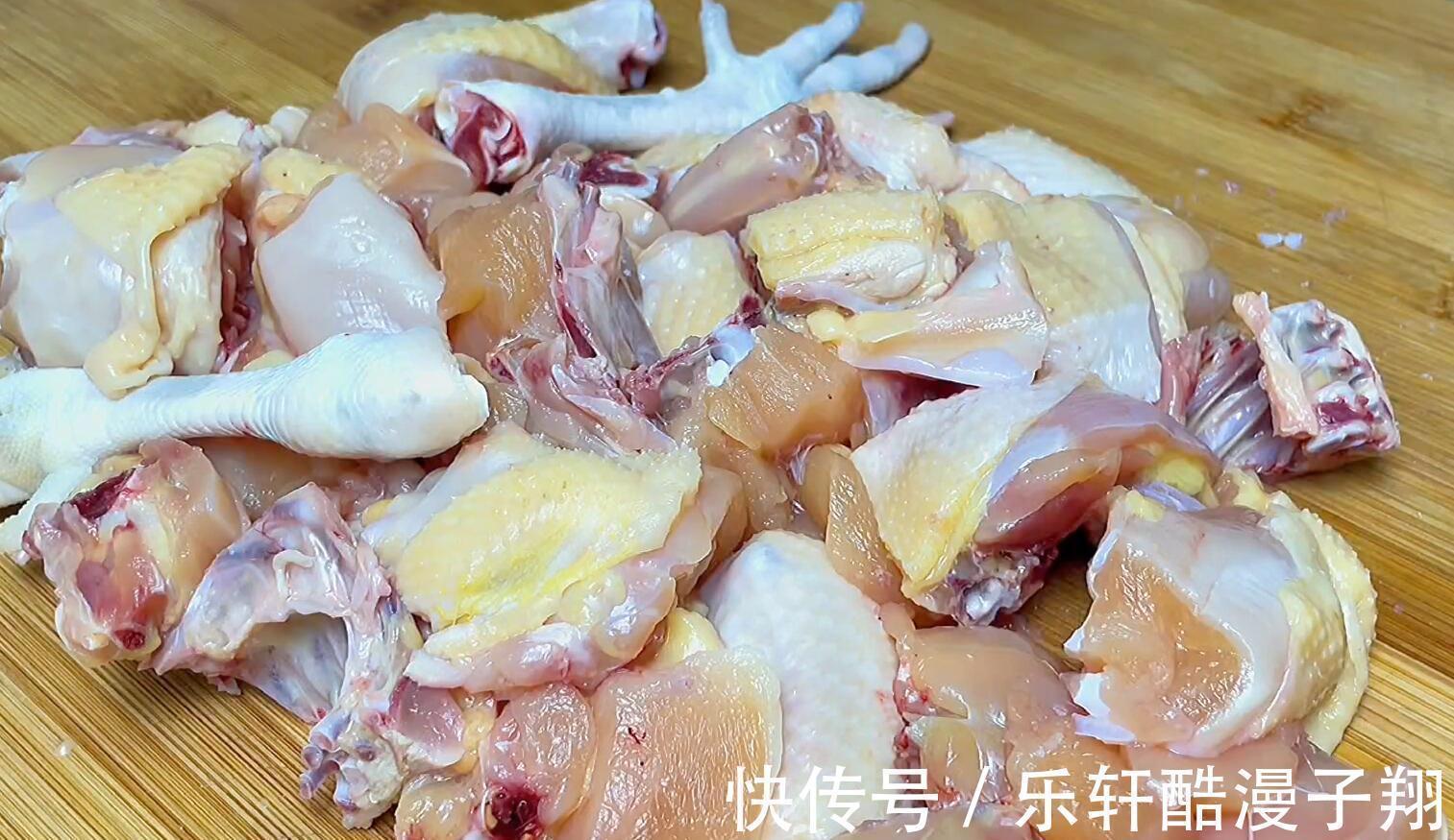 炖鸡到底要不要焯水 很多人都做错了,难怪又腥又柴,原来有诀窍