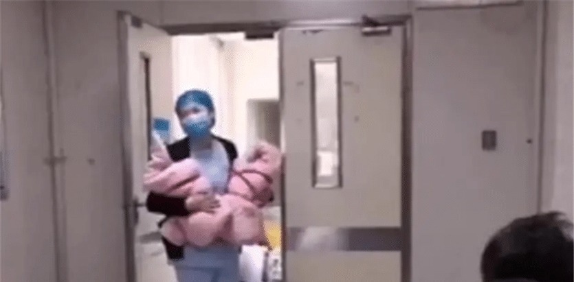 独生子女|护士报喜生了双胞胎儿子,宝爸听了拔腿就跑,网友:是我也得跑