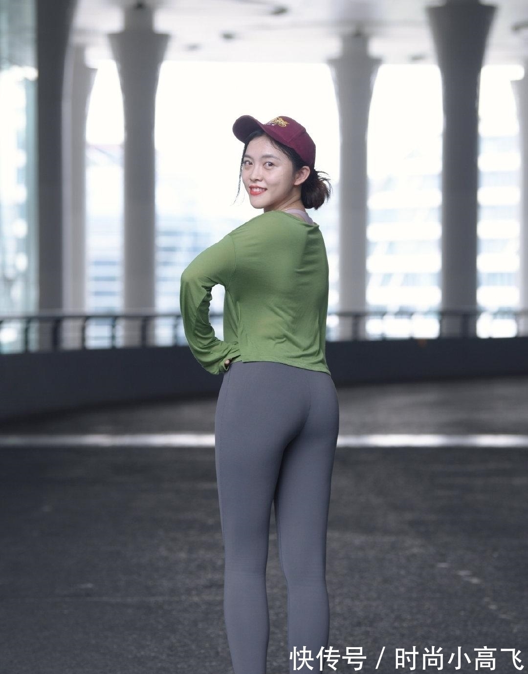 姐姐 健身裤一定不要配紧致上衣,看看气质姐姐这样穿是有多美