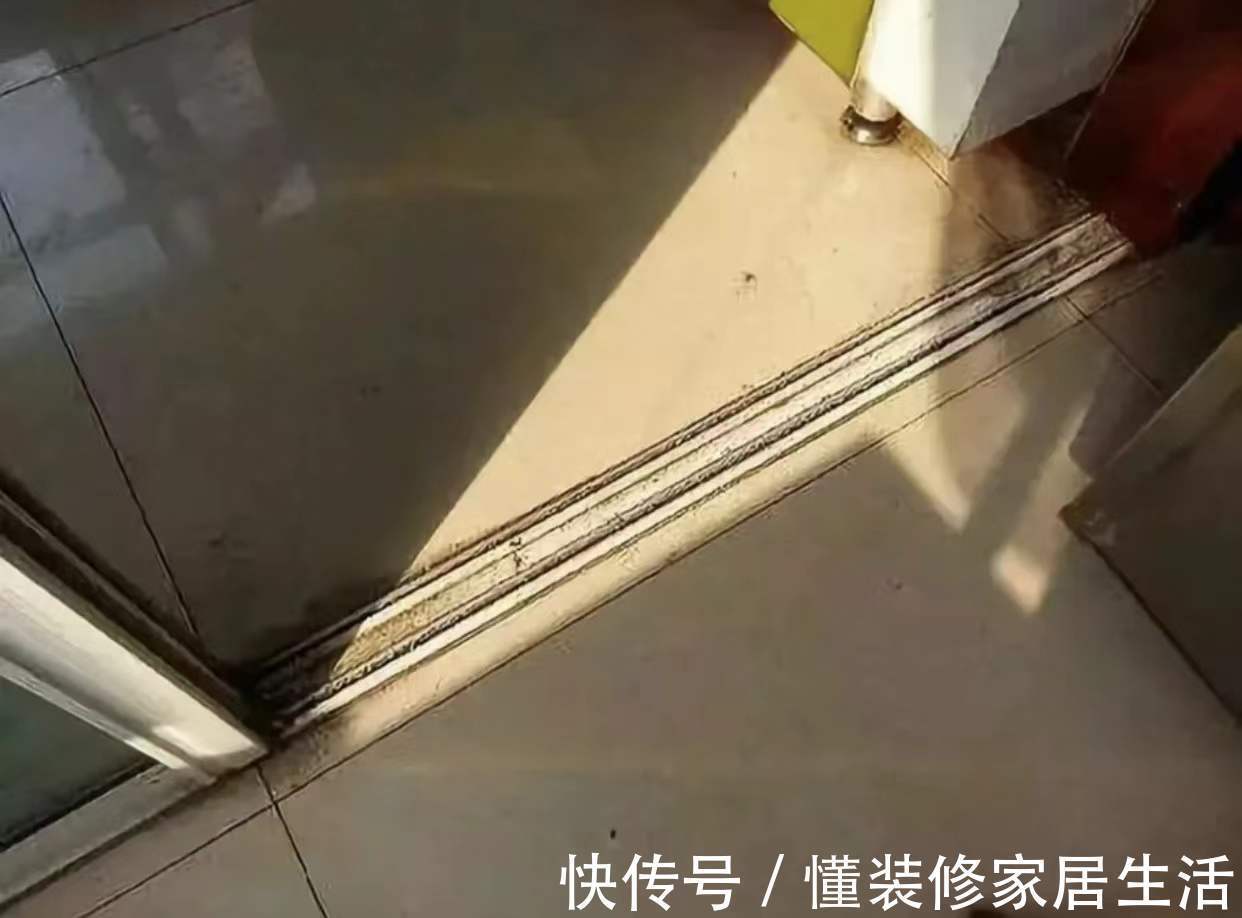 推拉门|厨房推拉门我换了3次,才搞明白是吊轨好还是地轨好,建议你看看