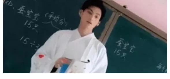 英语老师|各科老师穿“汉服”，学生表示：上课像“穿越”，下课像“梦游”
