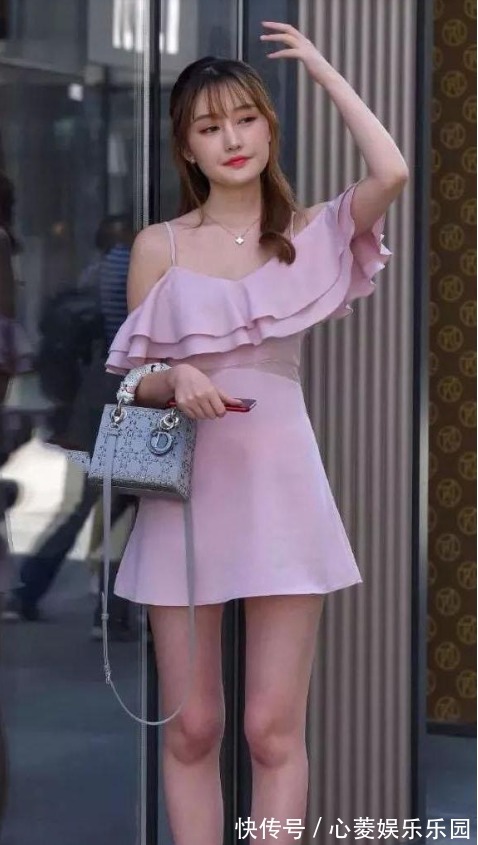 穿搭|粉色吊带短裙的穿搭,清新减龄,少女感十足