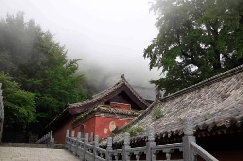 河南有座低调的山，蕴藏无数神话传说，夏季雨后景色更加迷人！