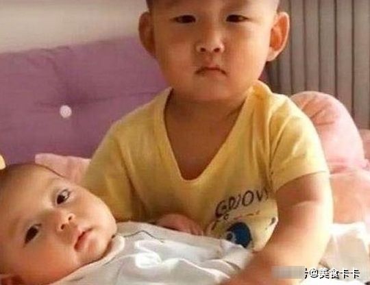 睡觉|3岁哥哥哄弟弟睡觉，结果哥哥先睡着了，让人哭笑不得