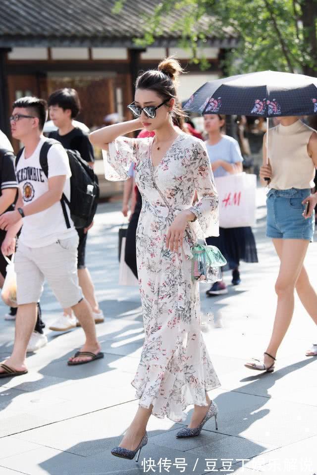 连体裤|街拍:穿着风格很艳丽的小姐姐,身材真的好,墨镜戴起来也格外的吸睛