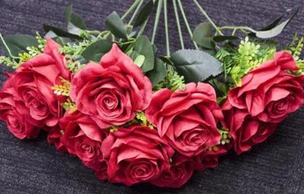 买来玫瑰花插水瓶里，该怎么保鲜、延长花期这些诀窍全告诉你