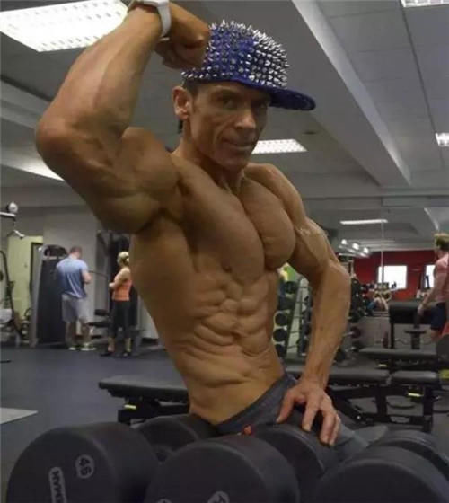 健身|他打破人类极限,健身30年体脂率低至3%,成全球知名“健美猛男”