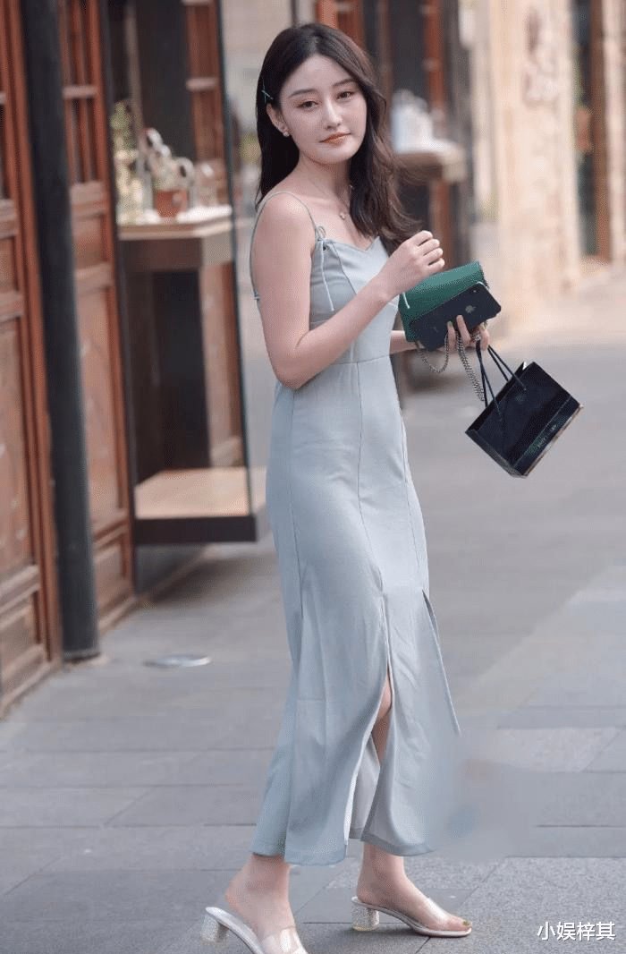 谁说灰色没有气质，一件修身丝质长裙，尽显出女性魅力