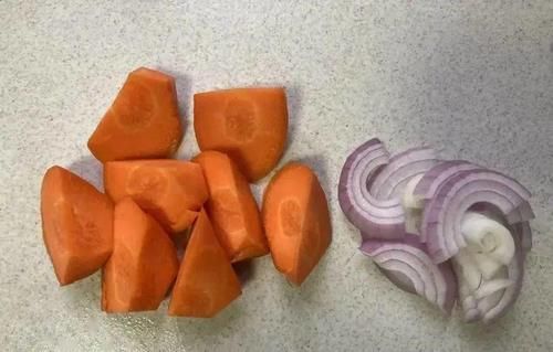 土豆去皮放案板上切成块，鲜香入味，好吃到汤都不剩