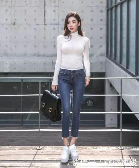 周末出门的简单穿搭,白色针织衫+高腰牛仔裤,尽显减龄时尚感