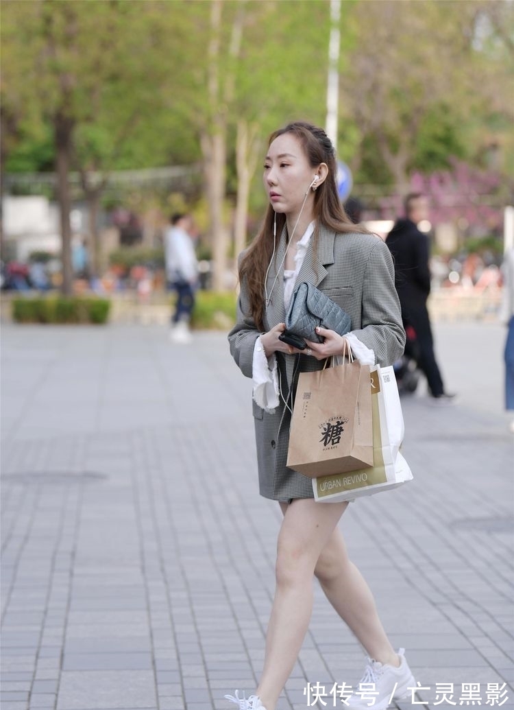 坡跟|美女粉色的连衣裙搭配一双坡跟的高跟鞋,走路平稳,简约时尚