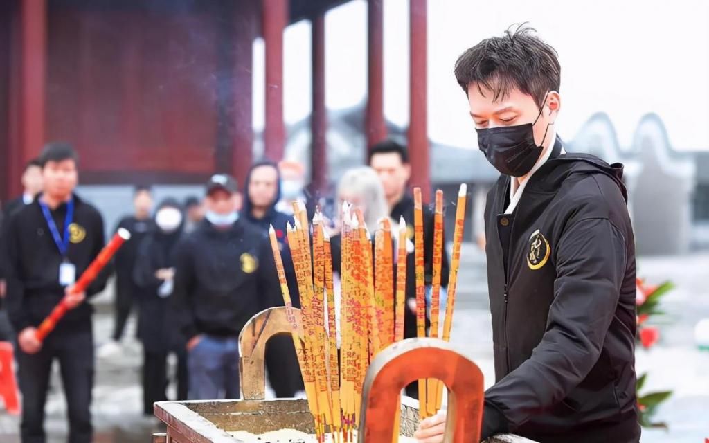 冯绍峰被爆状态差!新剧《九州朱颜记》开机他一脸憔悴老了10岁