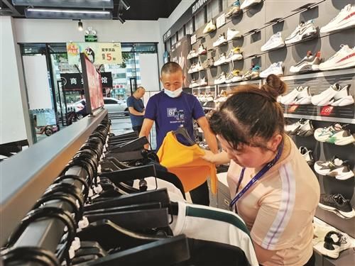 鸿星尔克|鸿星尔克爆红 台州人纷纷涌入线下门店“野性消费”