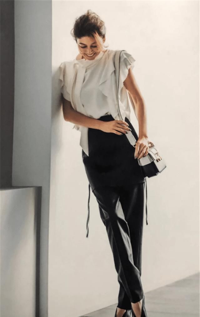 女人中年以后，穿衣打扮要“得体”，更要学会不装嫩不显老，共勉