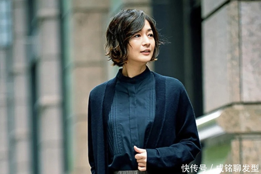 50岁女人最好放弃黑长直吧!这几位漂亮大妈精致短发,优雅又减龄