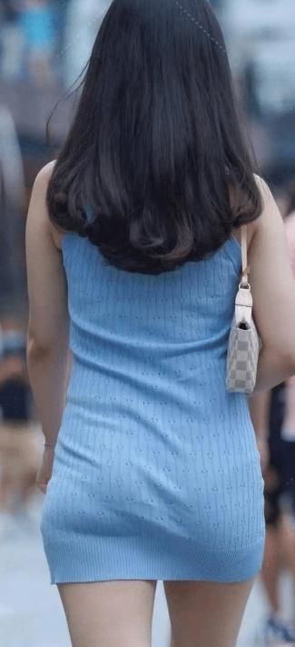 天蓝色紧身裙+水晶小高鞋跟，高挑感，尽显优雅婉约气质