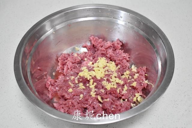 牛肉包子|牛肉包子好吃营养多，但馅儿难调，这样调馅儿不硬不柴，鲜嫩汁多