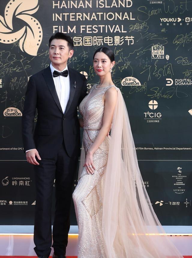 黄皮 克拉拉的身材绝了, 香槟色修身裙凸显完美线条, 体态姣好气质动人