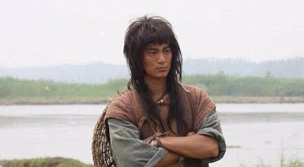 梁山|看看宋江这个举动,就明白阮小七穿方腊龙袍戏耍,到底什么用意!