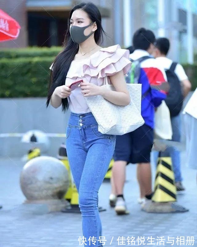 高腰 时尚大花领上衣搭配蓝色高腰牛仔裤,身材高挑小姐姐展现独特气质!