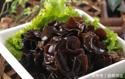 黑木耳加一物炒,每天吃几口,体内垃圾没了,皱纹不见了,不显老