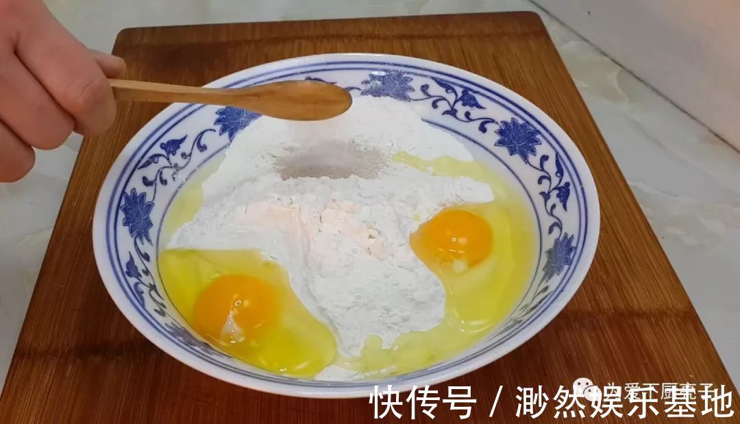 以后面粉就这么做,加2个鸡蛋,不烙饼不蒸馍,香甜酥脆上桌秒光