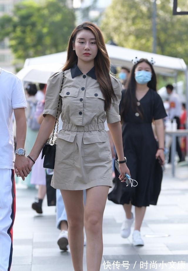 卡其布|工装风盛行,美女选择工装风连衣裙,搭配高跟鞋,潇洒帅气又优雅
