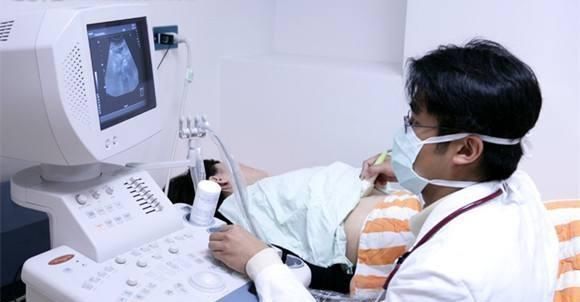 肚子|四胞胎孕妈38周还不生,婆婆含泪阻止手术,医生剖开肚子吓晕了