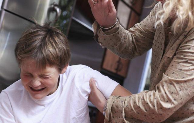 承担责任|俩兄弟,一个从小打到大,一个从没挨打,长大后的差距有那么大吗