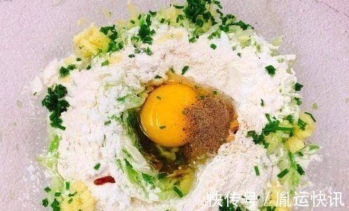 做萝卜丸子时，9成人都用错了粉难怪萝卜丸不酥脆，而且还会散