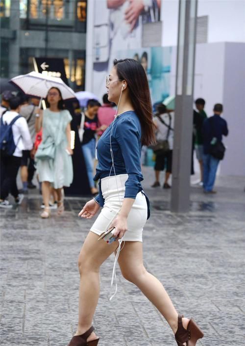 很多人觉得坡跟鞋不好看，穿着显笨拙，那是因为你没有搭配对