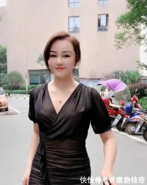 一身黑色|干净白皙的女孩,穿搭一身黑色,反映“冷艳”气质