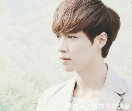 练习生|张艺兴:梦想就像皇冠,以璀璨的光芒庄严你,又长出荆棘刺痛你