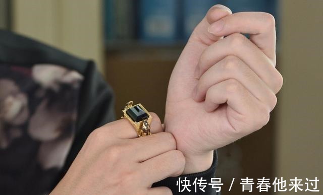 黄渤&谁说男人戴翡翠没魅力这些男明星就将翡翠戴出了全新的风格!