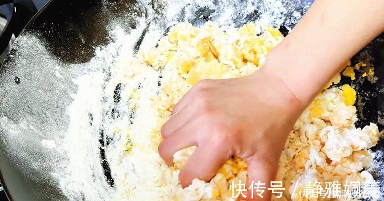 面团|玉米面倒进开水锅里,瞬间变美食,一周吃6次都嫌少,营养又解馋